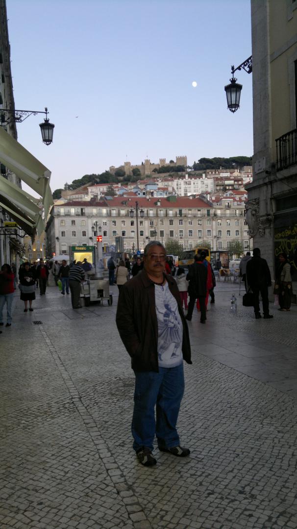 Ao fundo o Castelo de São Jorge em Lisboa - Portugal